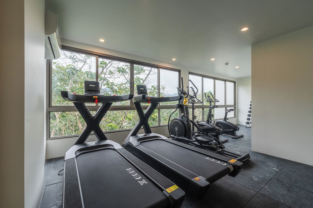 1BR with Infinity Pool Gym Rooftop C190