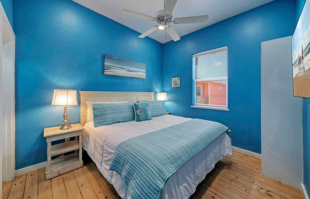 Sleeps 24, 2 Homes 2blocks to the Beach, Pool, Game Room, Patio w/ Outdoor Bar