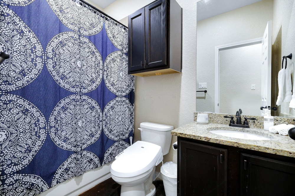 Modern Pet-friendly Duplex Near River Walk 3 Bedroom Duplex