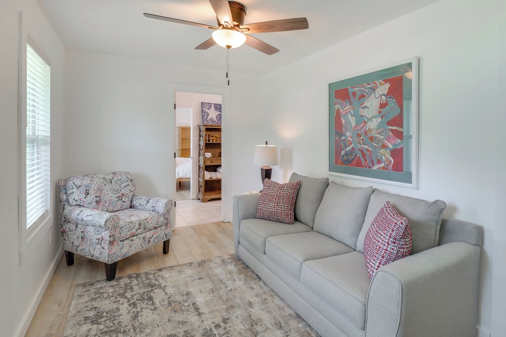 Group Getaway: Lakefront Retreat in Fayetteville!