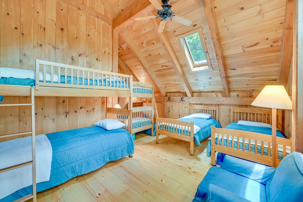 Lakefront Westhampton Cabin w/ Beach + Kayaks!