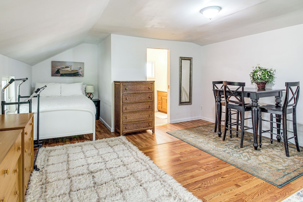 2 Mi to Downtown Coos Bay: Home w/ Deck, Fire Pits