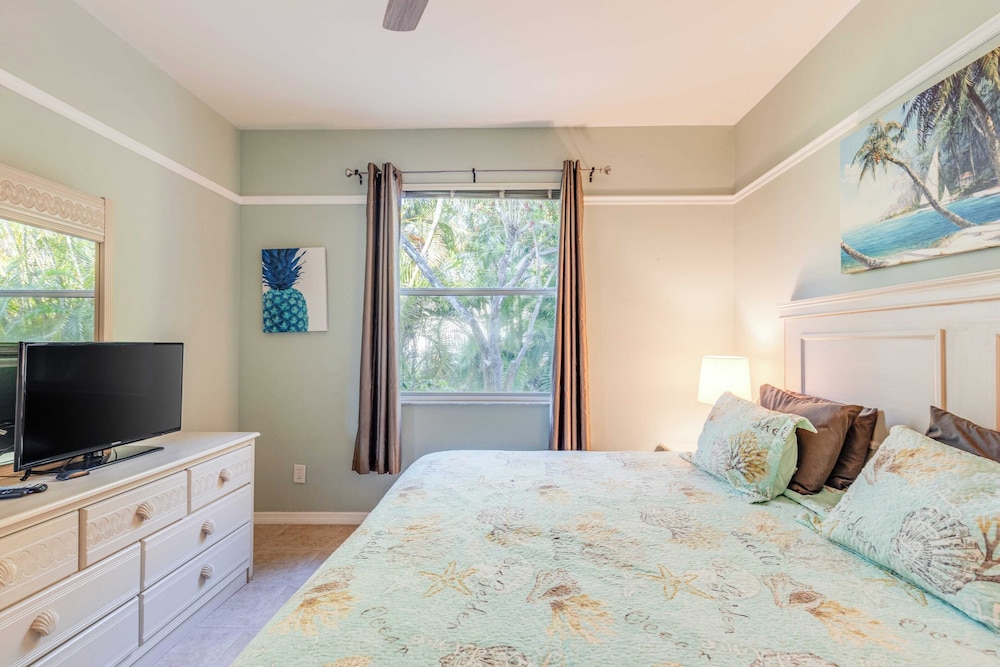 Private Pool, Pond Views, & Bonus Lounge in Gated Naples Community Drive to Dining & Sand