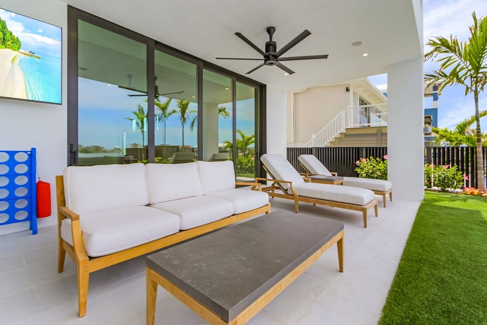 793 Shoreline Estate: 6bd/6br, Luxurious Pool Home On The Water! 6 Bedroom Home