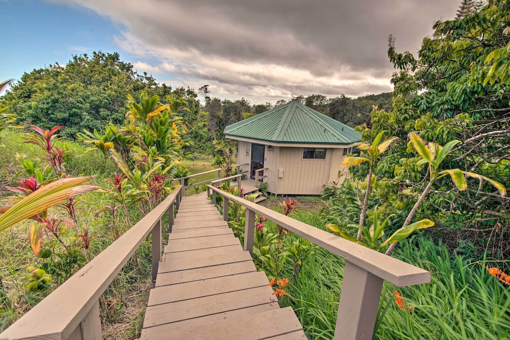 Hilo Couples Retreat  6 Miles to Honoli'i Beach! - Property Image 9