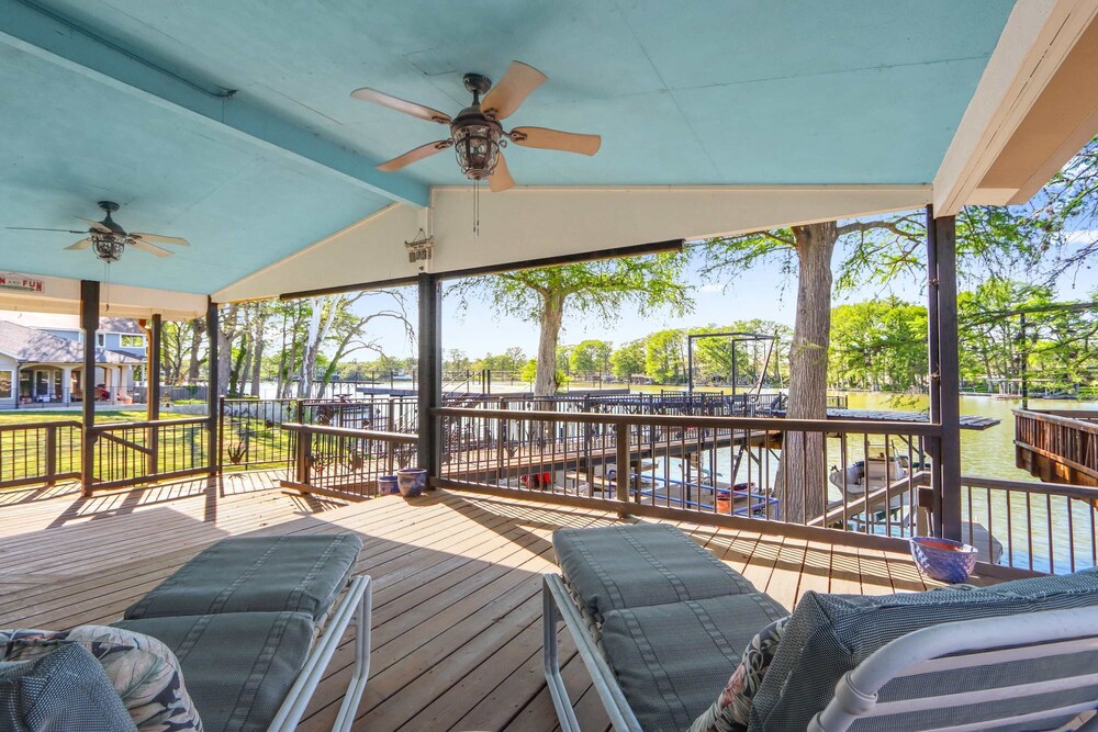 Amazing Lakefront Escape - A Stunner For Sleeps 14