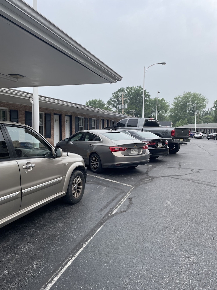 Budget Host Three Crowns Motor Lodge