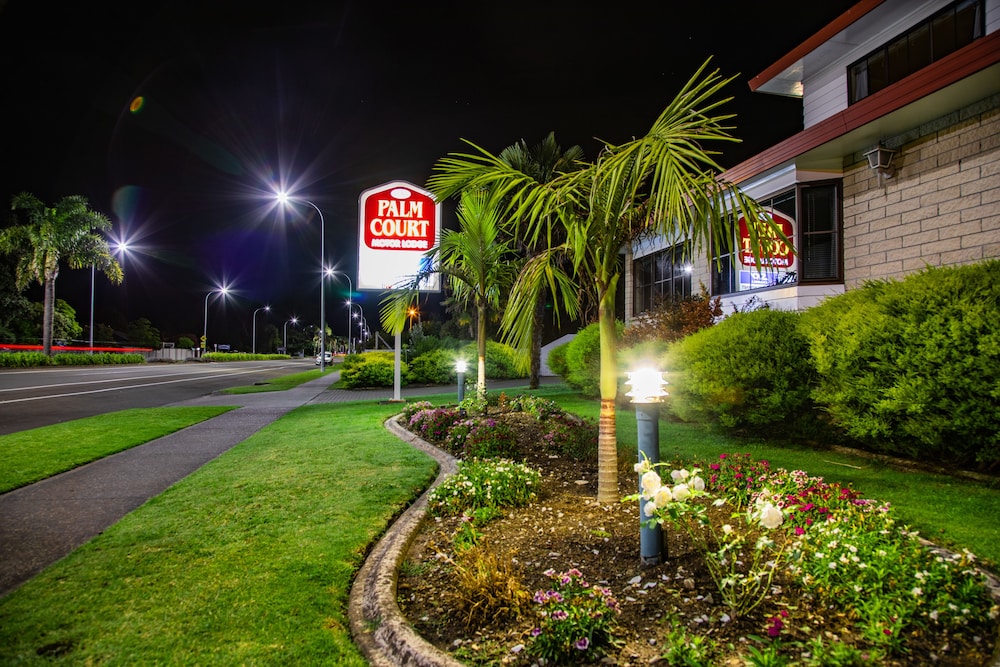 Bk's Palm Court Motor Lodge