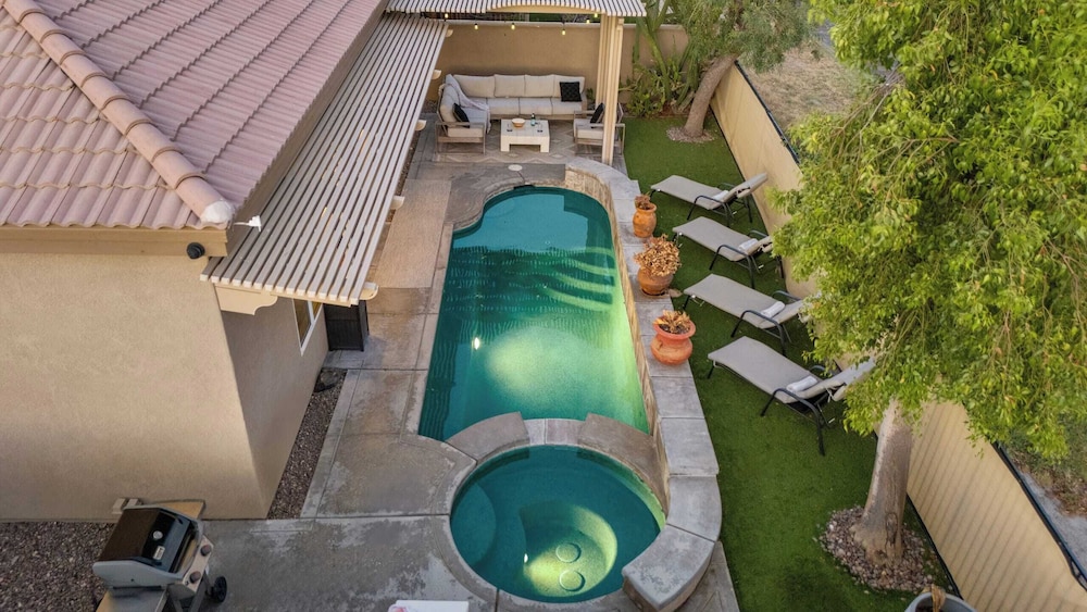 Designer Desert Oasis w/ Pool, Hot Tub, Outdoor Lounge The Riley by Avantstay