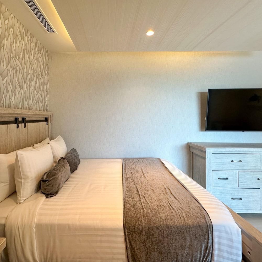New 3BR Ground Floor Las Palomas Condo