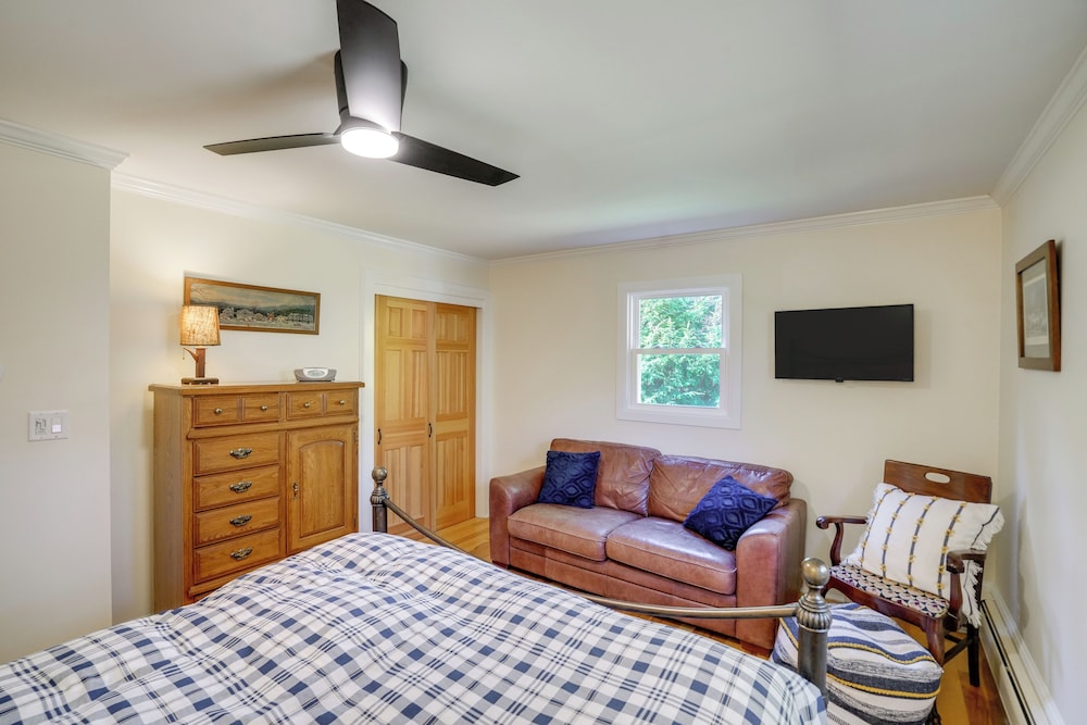 1 Mi to Dtwn: Cottage w/ Large Yard in Stockbridge