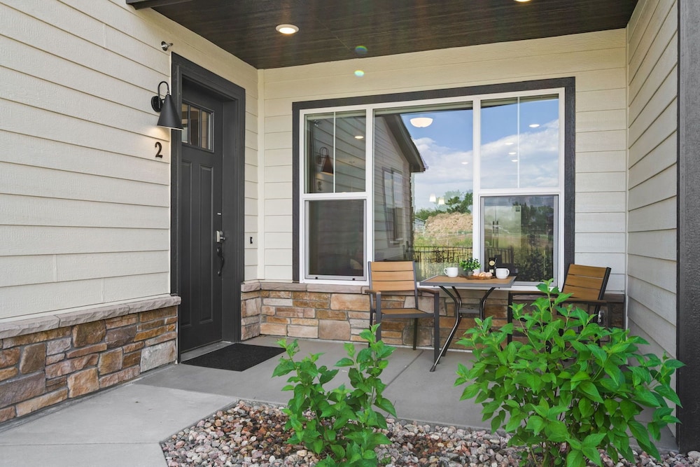 Northfield Hideaway, King Suite, EV, Pet-friendly