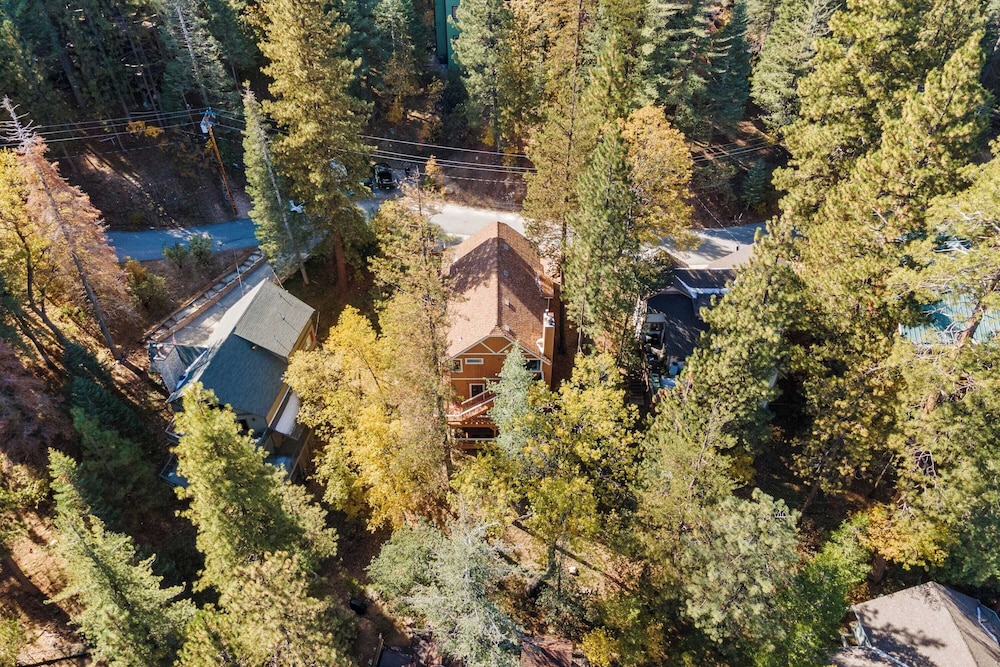 5bdr Stay w/ Fireplace, Game Room & Family-friendly Amenities Arrowhead Chalet by Avantstay