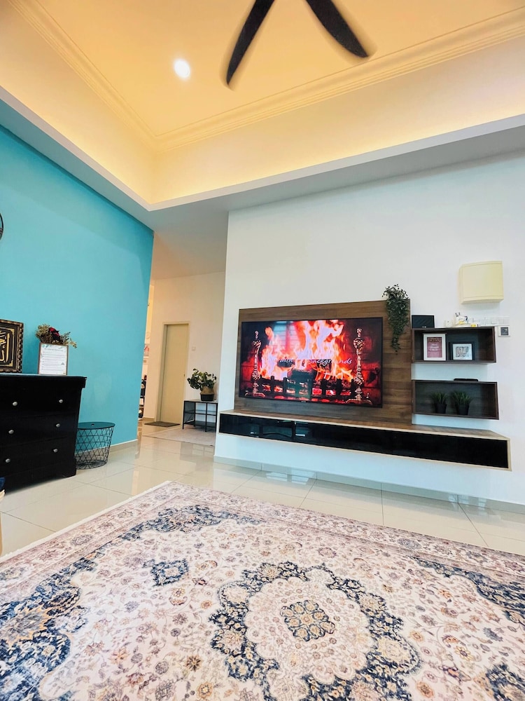 Spacious Family Homestay in Durian Tunggal With Private Pool