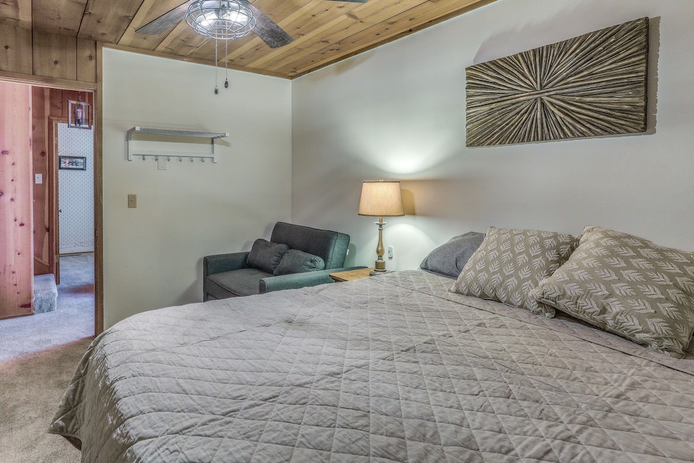3 Mi to Shaver Lake: Cozy 'bears Hideaway' Cabin! view 3