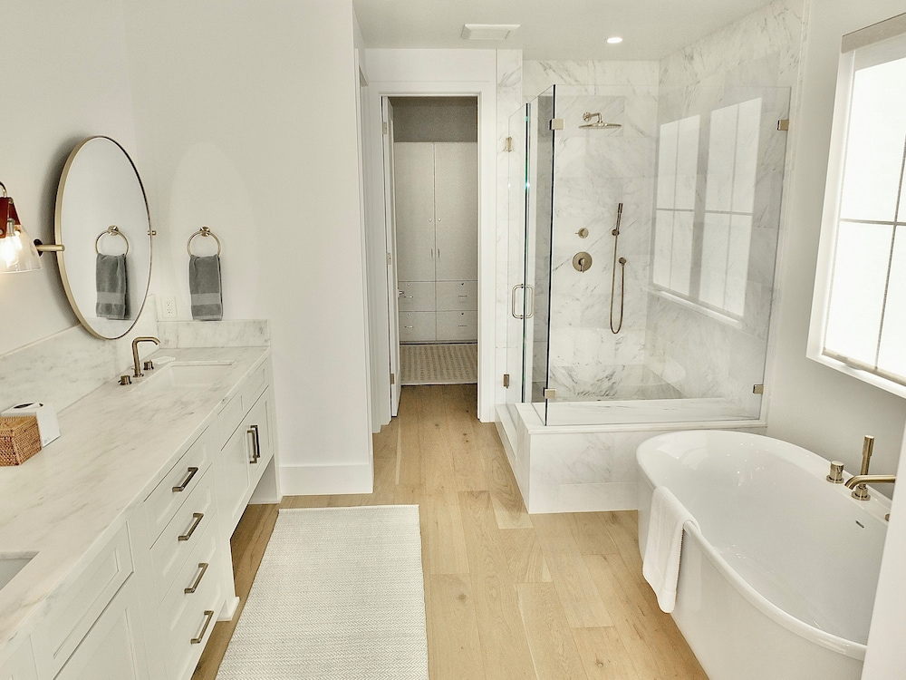Beach Paradise Stunning 3-story in Long Beach!
