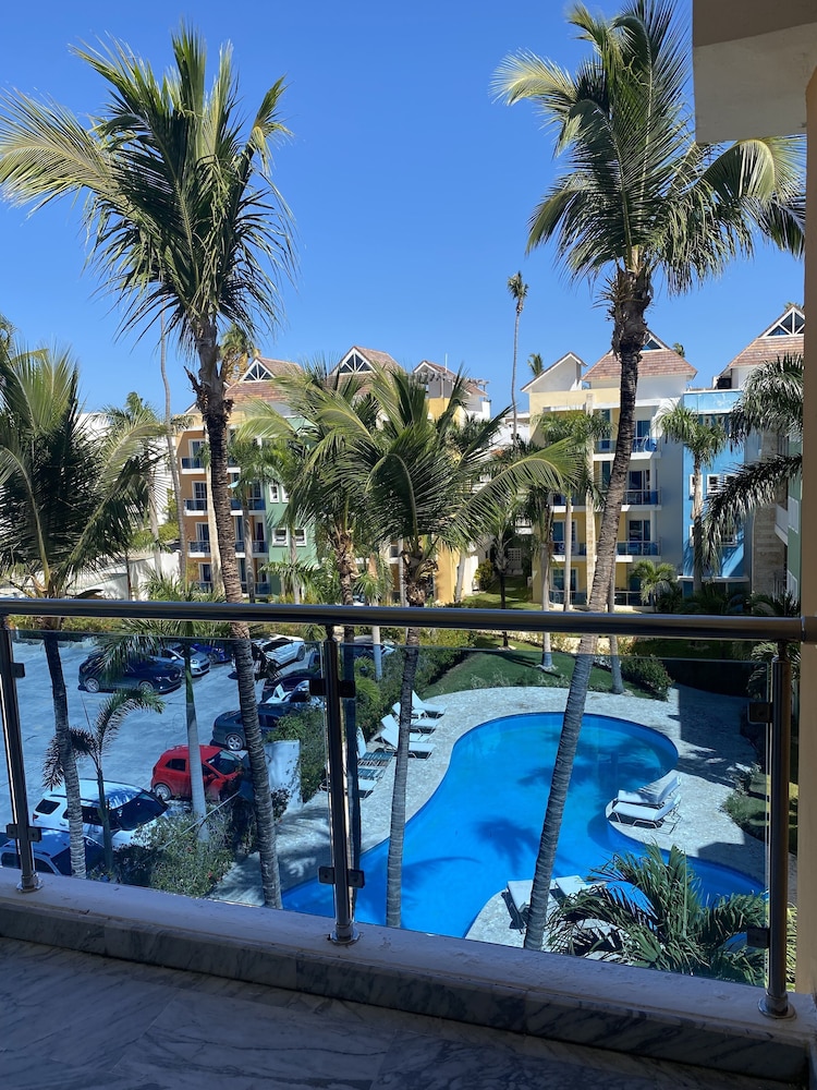 2 Minutes Walk to Beach Huge 3 bdrm Condo with Pool