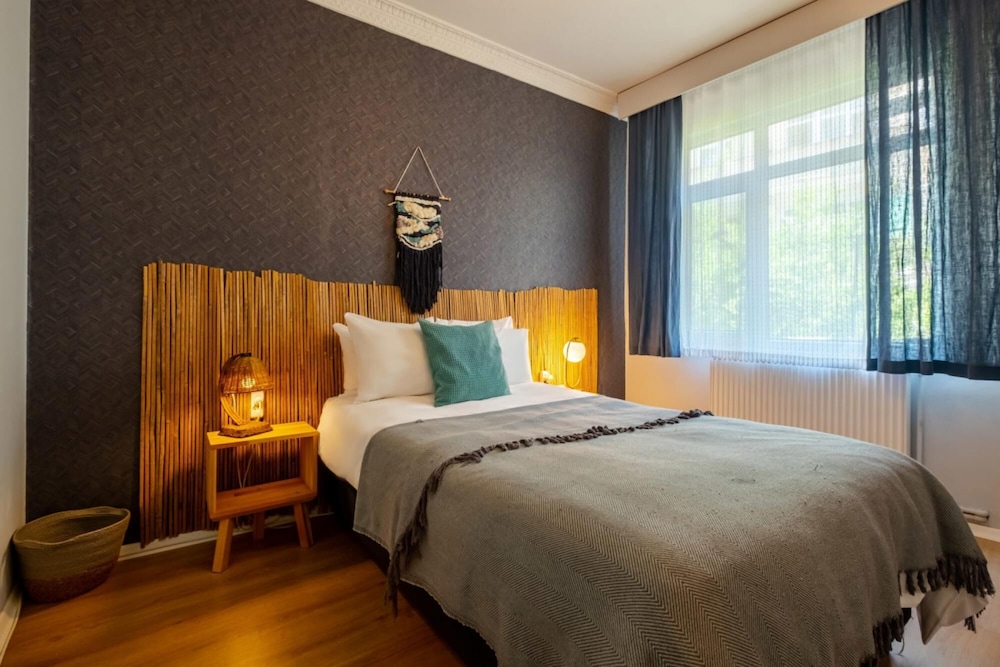 Eclectic Flat Near Metro With Terrace in Kadikoy