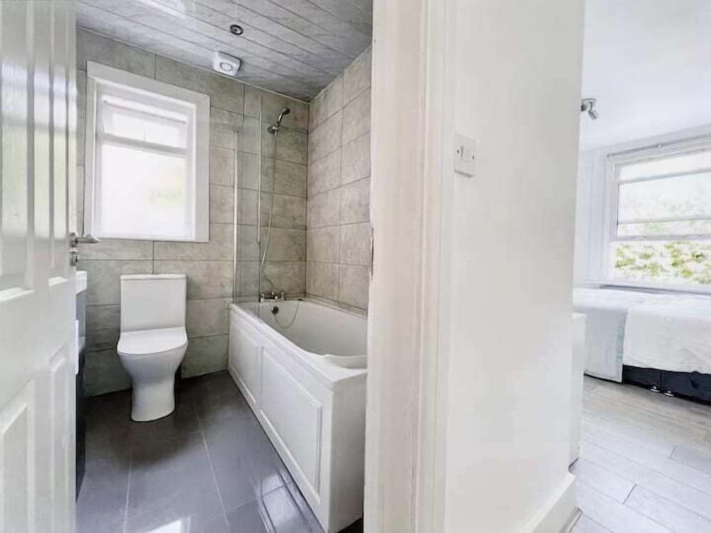 Modern Room in Centrally Located- Room 4