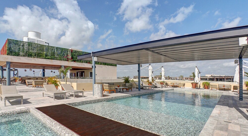 Condos with Oceanview Rooftop Pool