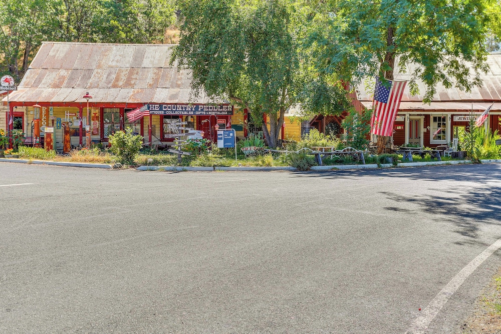 Updated Cabin in Lewiston Historical District!