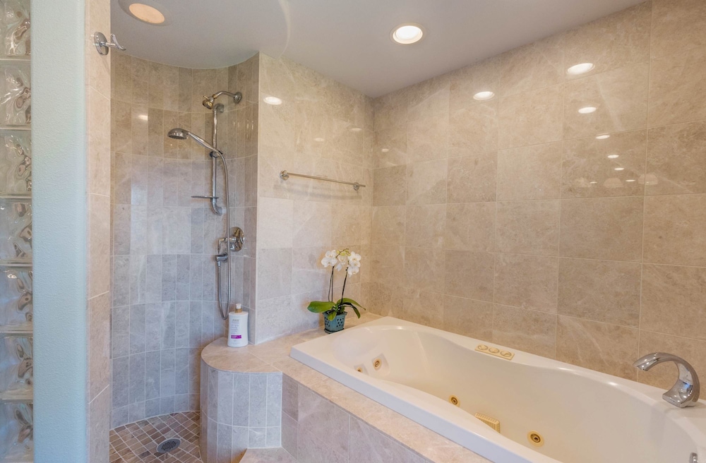 Ocean View Kaanapali Condo w 2 Lanais Loft AC Pool Walk to Beach
