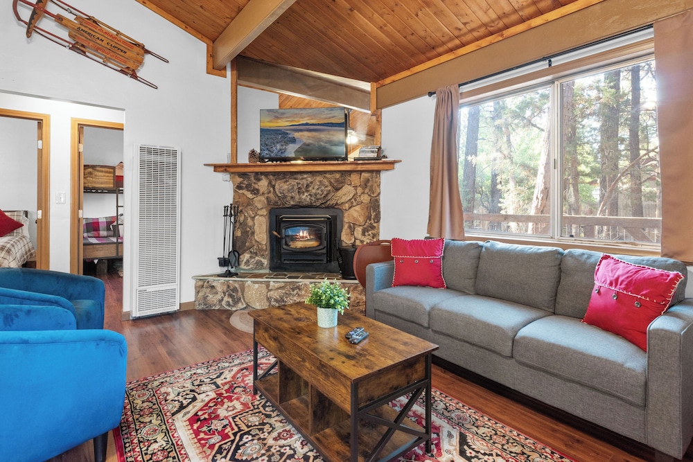 Cute Cozy Cabin