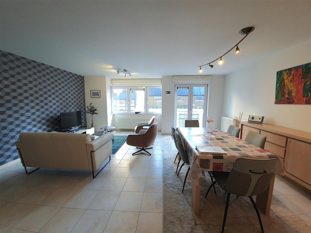 Comfy City Stay Near Sea