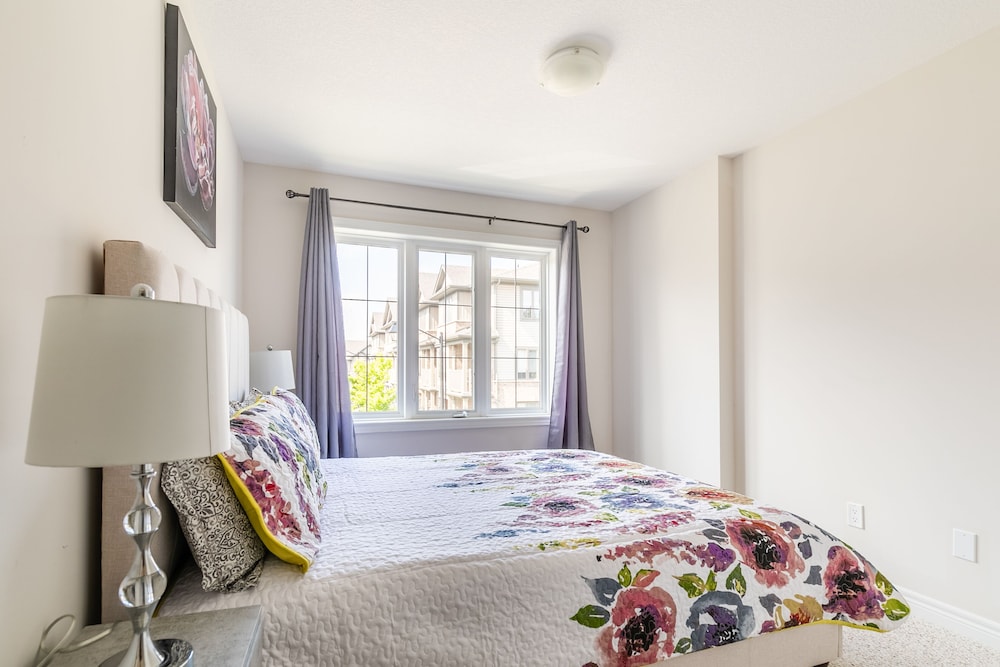Modern 3BR 2BA Townhome in Lakeshore