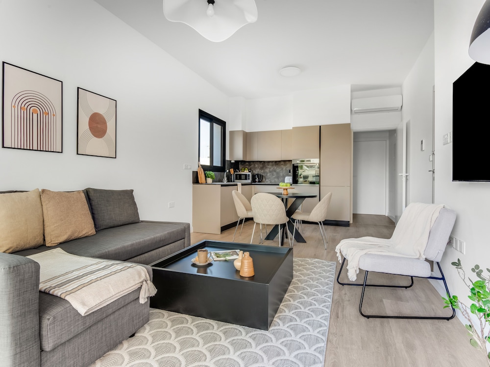 Sanders Crystal 1 - Charming 1-bdr Apt With Shared Pool view 3