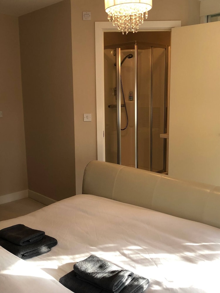 Room-cozy Sheffield Guest Room With Shar
