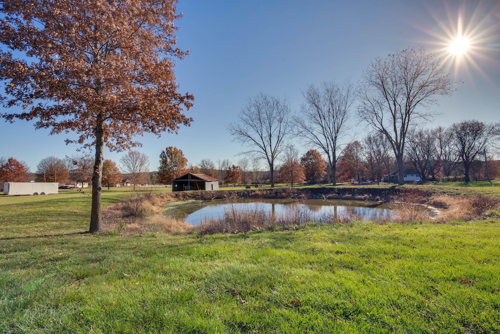 Luxe Missouri Getaway w/ Hot Tub  Fire Pit! - Property Image 12
