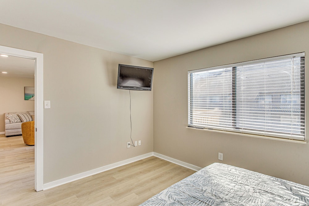 Walk to Ocean: Pool-view Condo in Myrtle Beach!