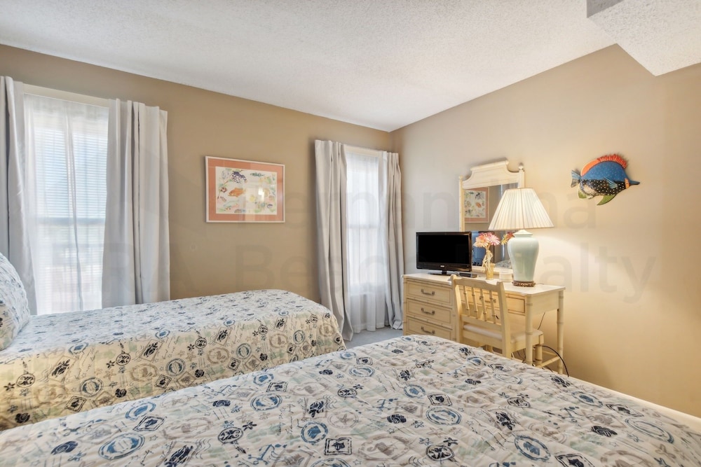Ocean View Condo, Easy Acces to the Pool and Private Walkway to the Beach by RedAwning