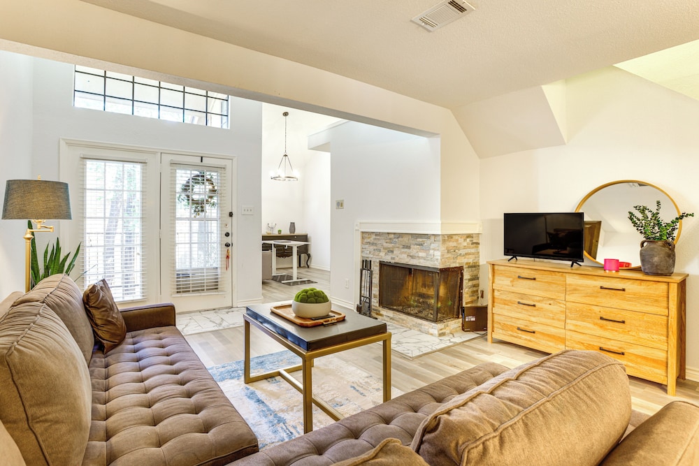 Pet-friendly Condo w/ Pool Access in Houston
