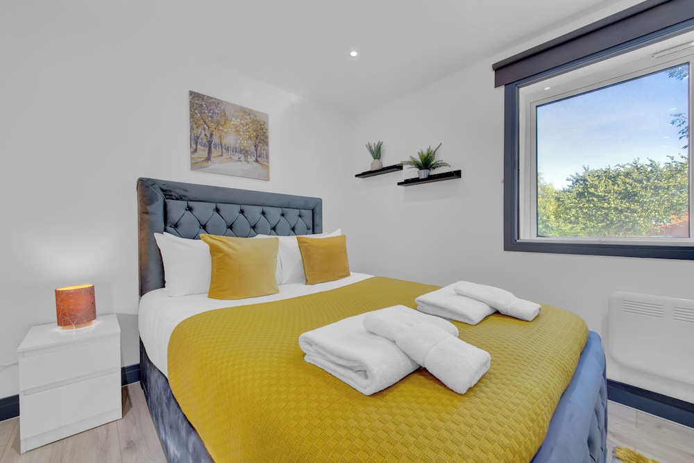 Inviting 1-bed House in Feltham view 3