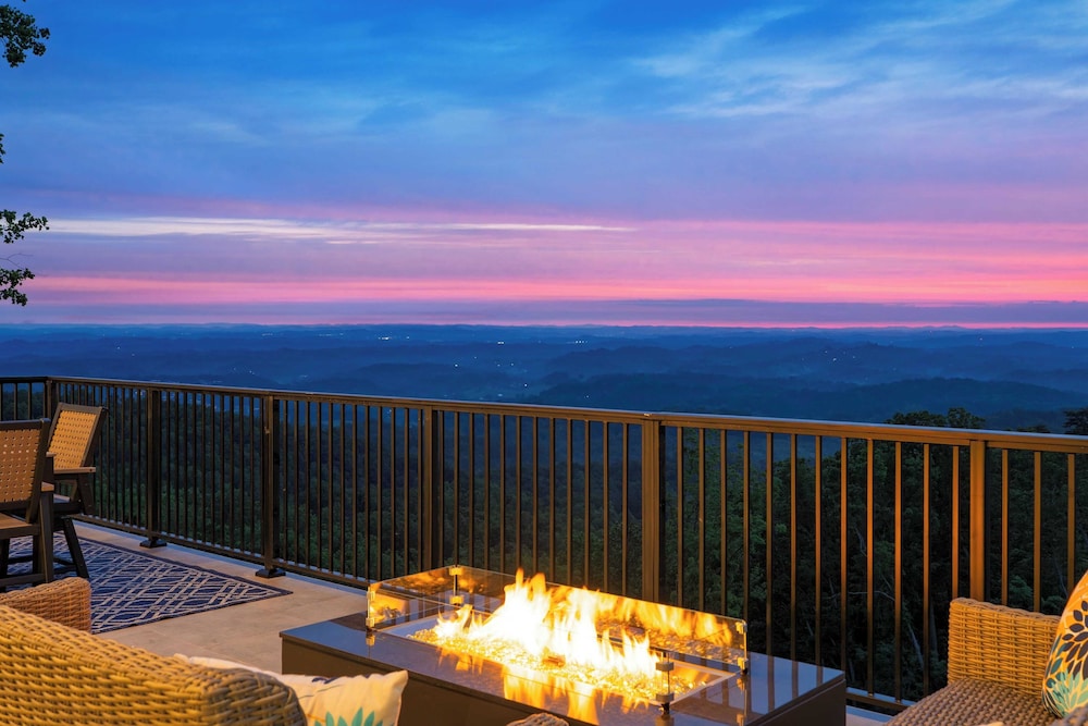 Luxury Group Retreat w/ Indoor Pool, Arcade & 56-mile Views Grand Vista Retreat