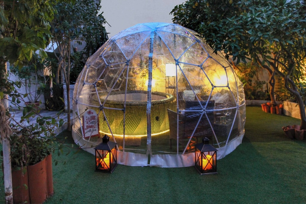 Relax in Elliniko Hidden Gem-vintage Bungalow With Garden and Hot Tub in an Iglo