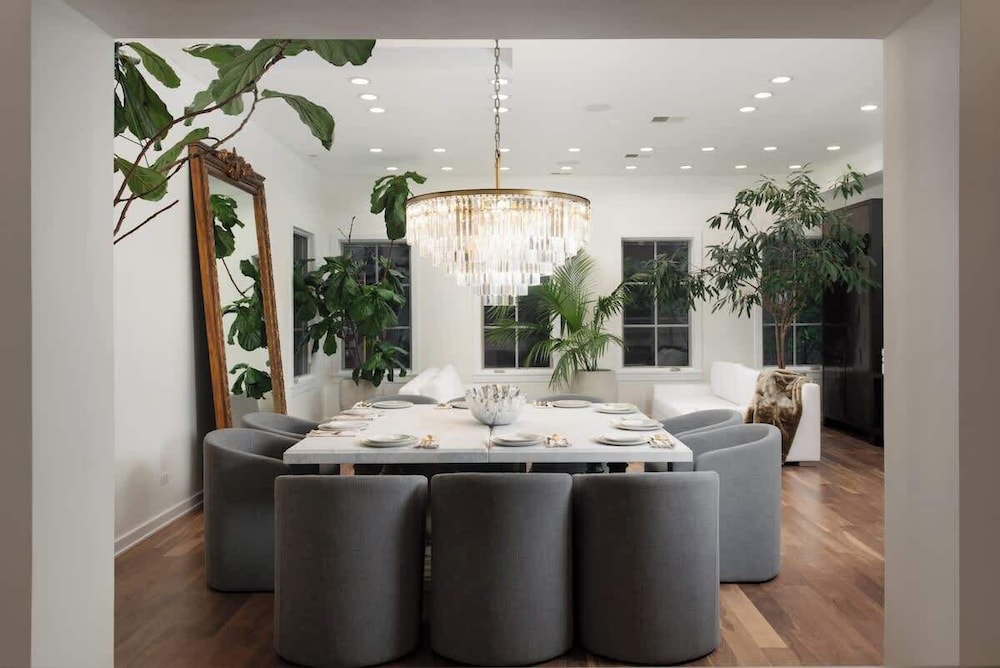 Luxury 4BD Gold Coast Penthouse With Deck Views