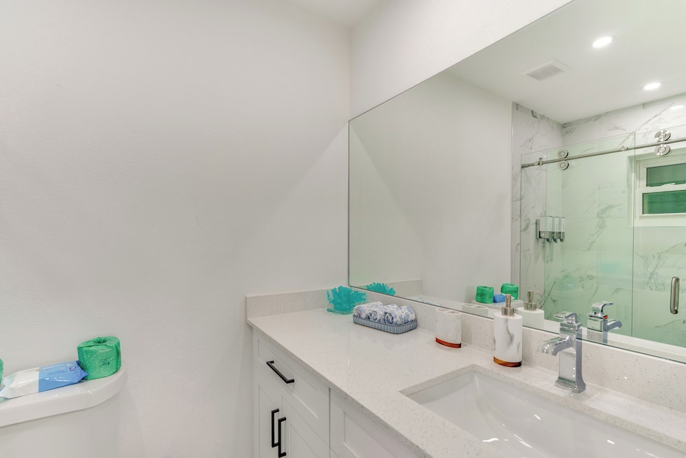 Swim, Golf & Explore: Pet-friendly Cape Coral Home