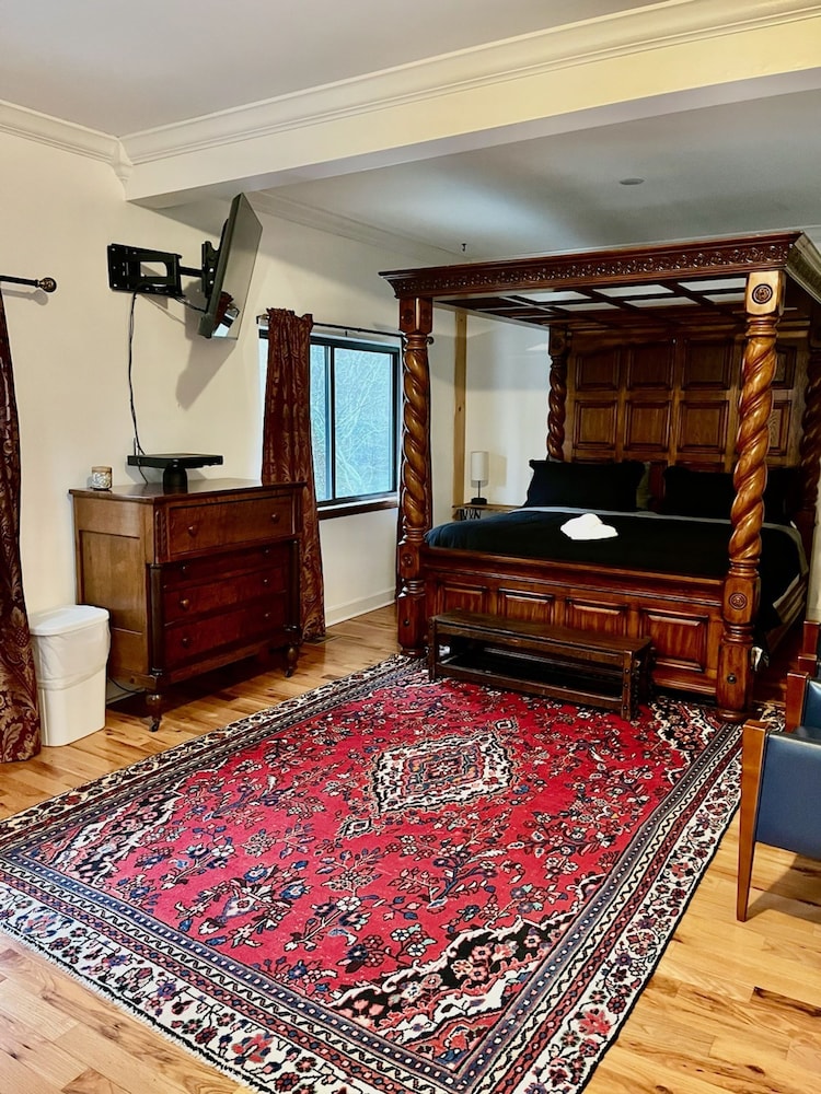 Very Secluded Breathtaking Riverfront Game Room