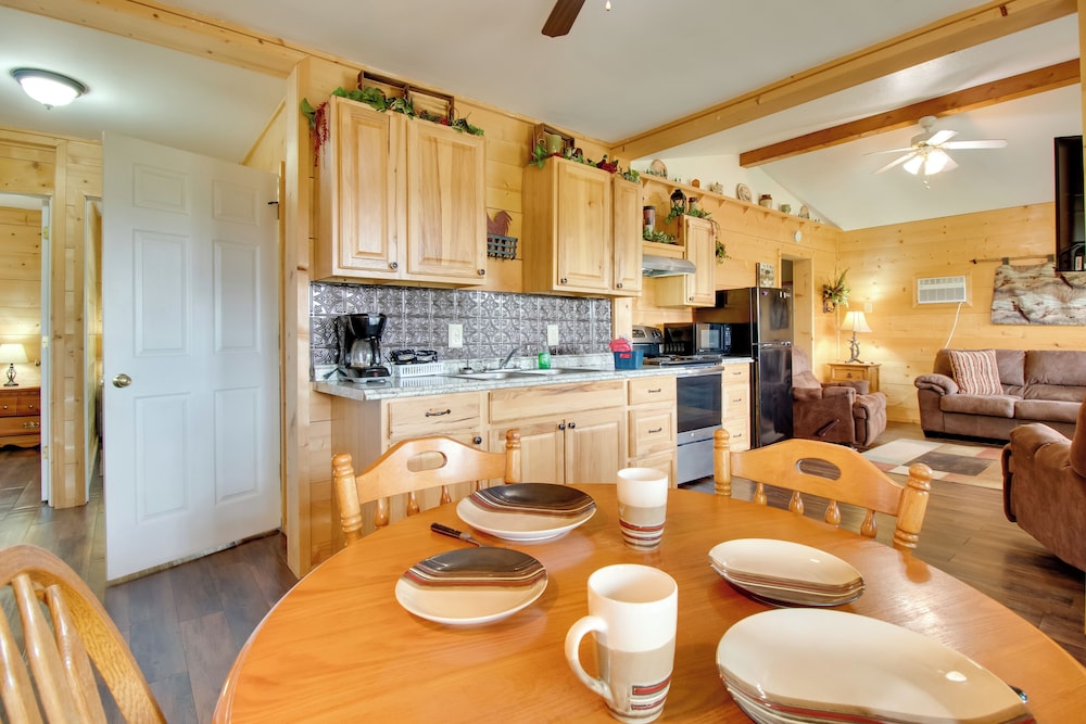 Cabin Getaway in Mountain View w/ Porch + Grill