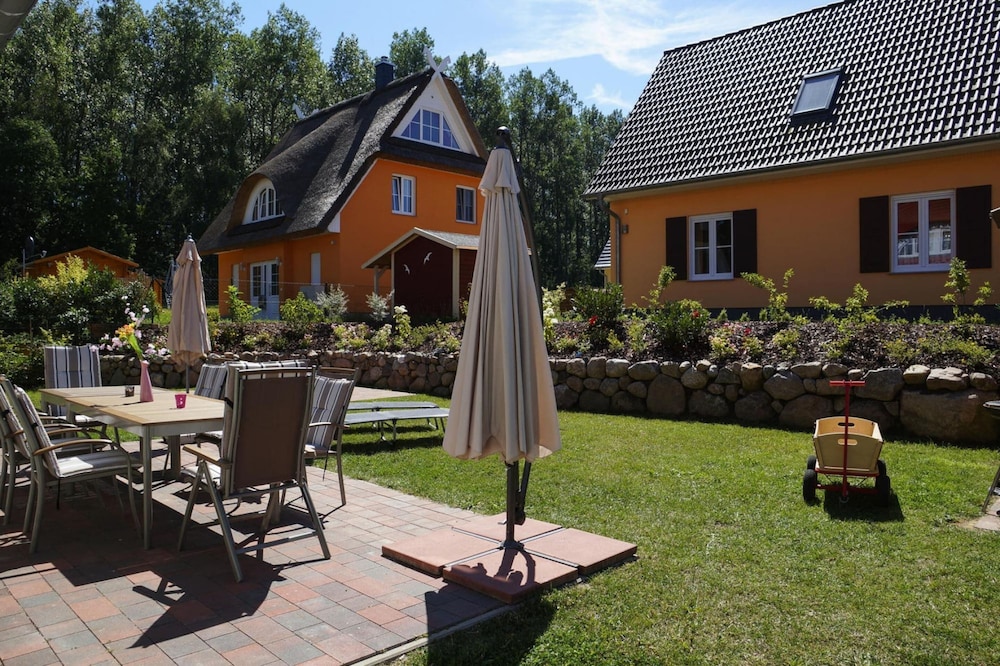 Holiday House Nightingale, Glowe
