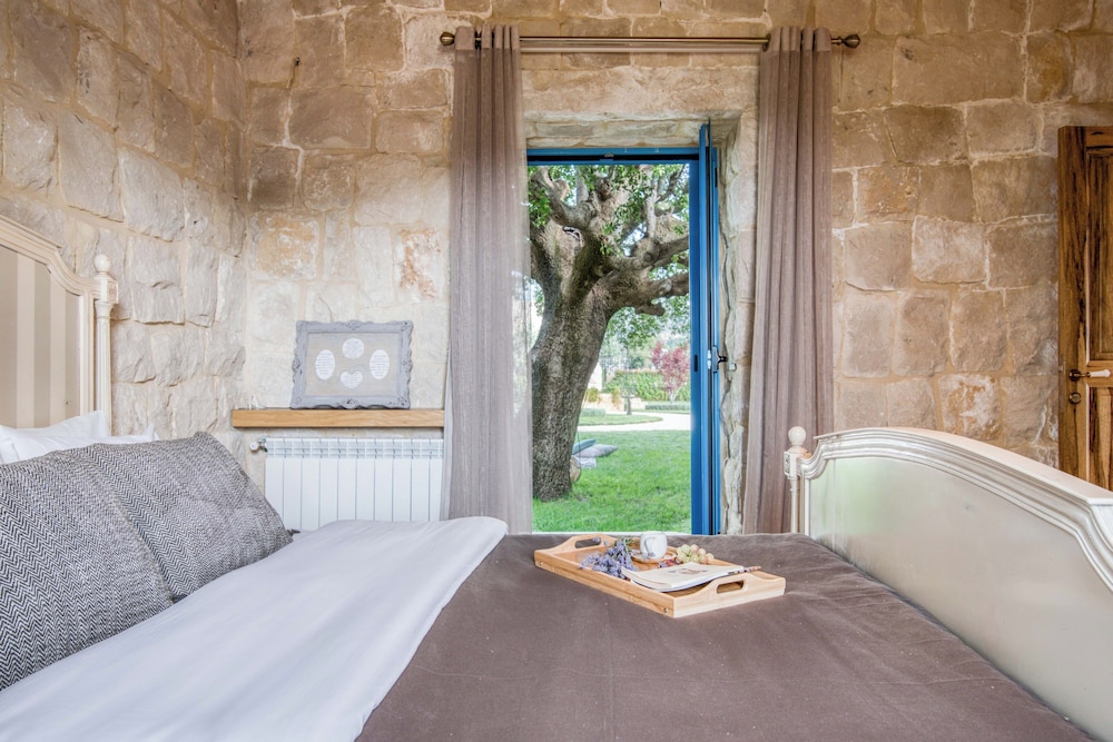 Red Oak House With Garden & Terrace in Assia, Batroun