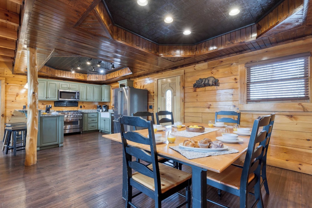 Luxury Cabin Sleeps 19 Game Room, Hot Tub Dollywood Alpine Mountain Lodge