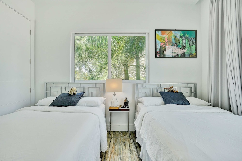 Miami Stunning Waterfront Villa Escape