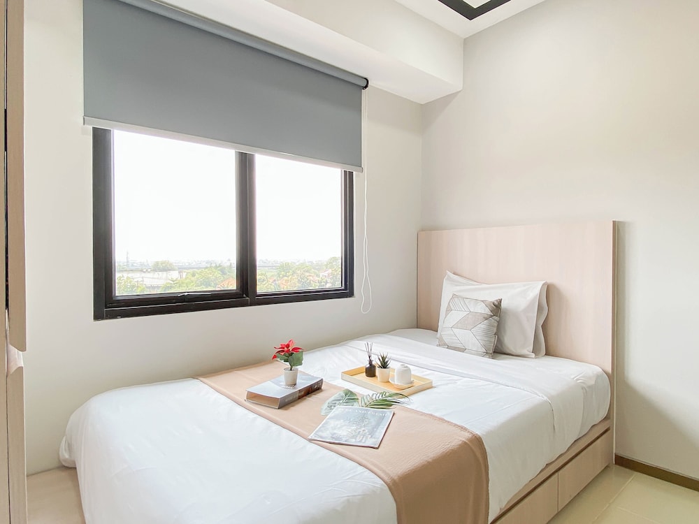 White Accent Studio At Apartment Meikarta Near Paramadina University