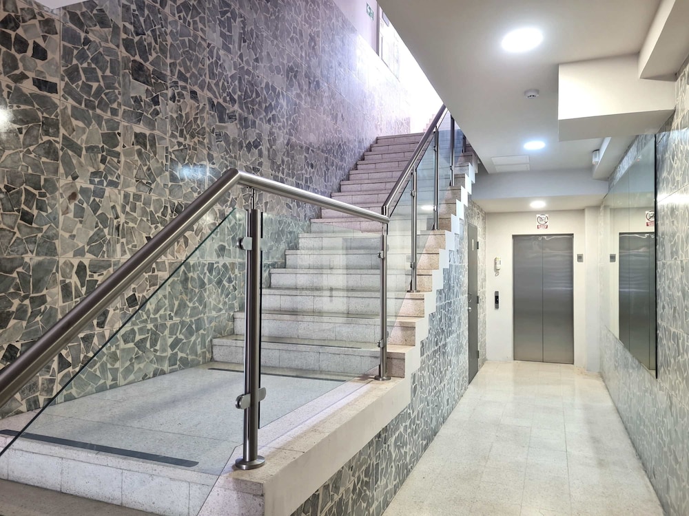 w Modern 2BR In La Cresta