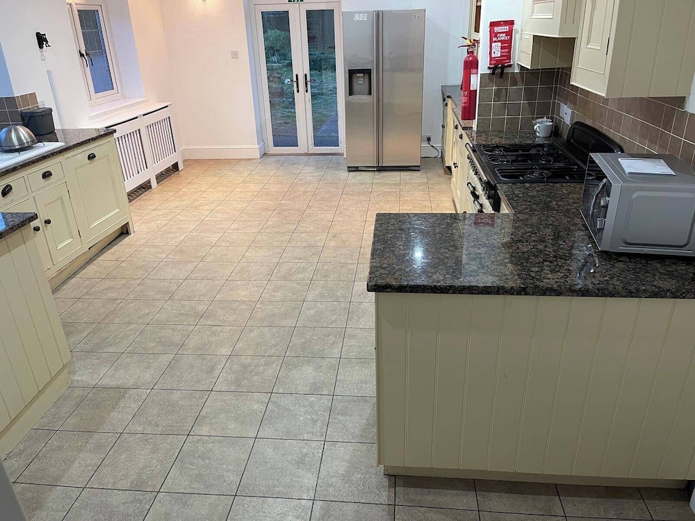 Bristol Blissful Retreat - 6 Bedrooms