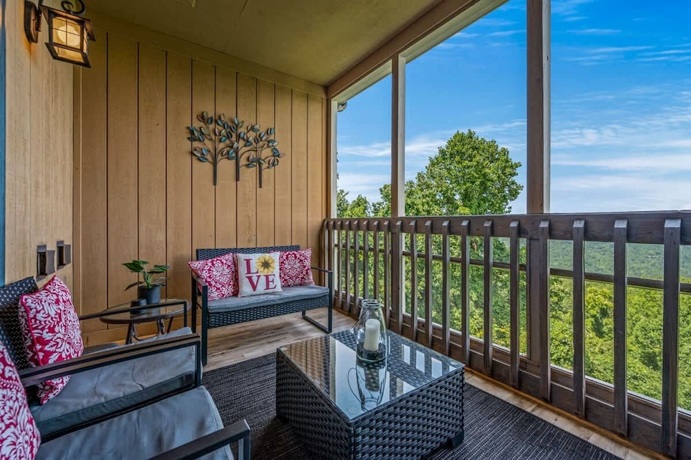 Two Bed Room Condo Mountain Views Indoor Pool